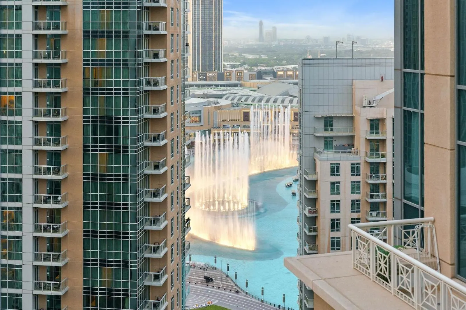 Luxury Burj Khalifa & Fountain View Apt Downtown kontakter